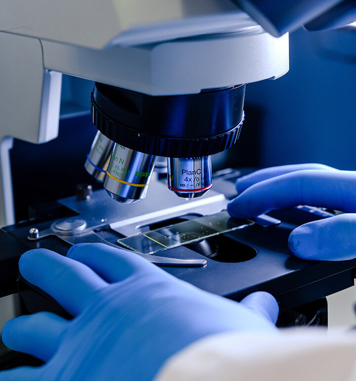 Microscopio odontoiatrico in uso durante un trattamento